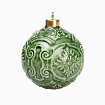Bola de natal verde em cerâmica com relevo floral e arabescos
