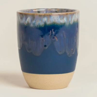 Copo cerâmico azul e bege com acabamento esmaltado