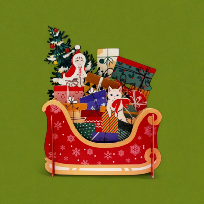 Trenó vermelho cheio de caixas de presentes coloridas, gatos ilustrados e árvore de Natal contra fundo verde