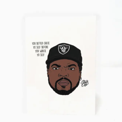 Ilustração de rosto masculino com boné dos Raiders e texto ao lado