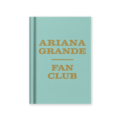Livro azul claro com texto dourado Ariana Grande Fan Club