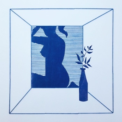 Desenho de silhueta feminina azul numa janela com vaso de planta