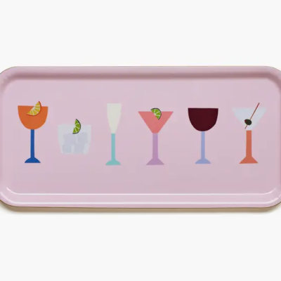 Tabuleiro retangular rosa com ilustrações de copos de bebida coloridos
