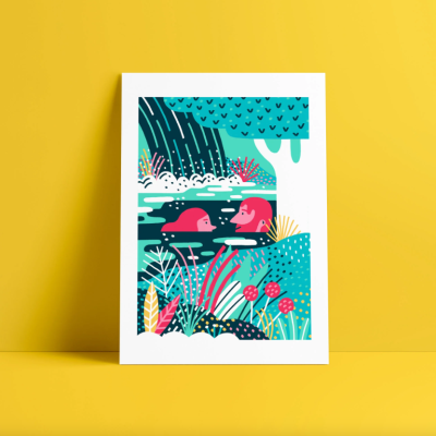 Cartaz colorido com ilustração de duas pessoas a nadar num lago em ambiente natural.