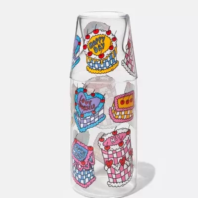 Conjunto de copo transparente com ilustrações de bolos decorados coloridos