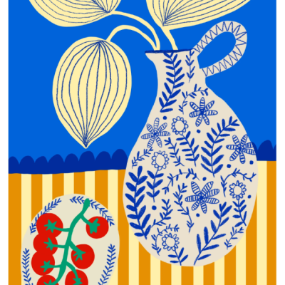 Jarro decorativo com padrão floral azul, folhas amarelas e prato com tomates sobre superfície riscada