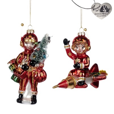 Dois enfeites de Natal em vidro pintado com figuras de meninos em capacetes vermelhos, um segurando árvore e o outro numa foguetão.