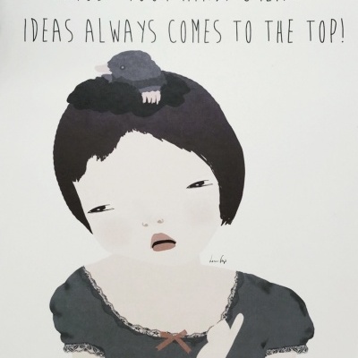 Ilustração de rapariga com vestido cinza escuro, pássaro na cabeça e texto em inglês acima.