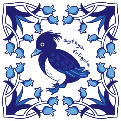 Ilustração gráfica azul e branca de um pato estilizado rodeado por padrão floral azul