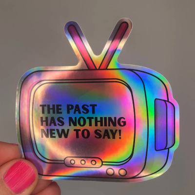 Autocolante holográfico forma televisão retro com texto THE PAST HAS NOTHING NEW TO SAY