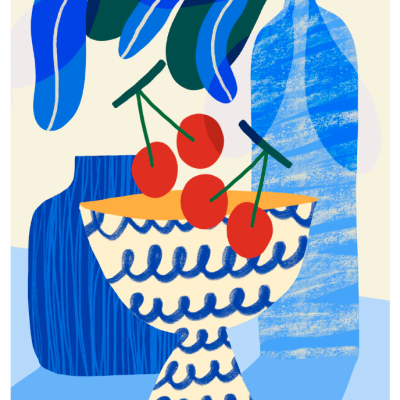 Taça decorativa com padrão azul e cerejas vermelhas, com vasos e folhas azuis ao fundo