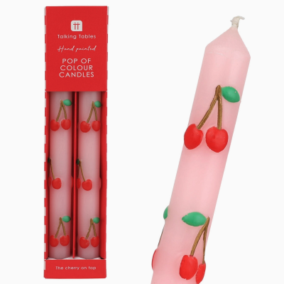 Velas cor de rosa com cerejas vermelhas em caixa vermelha