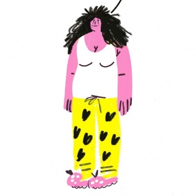 Ilustração de mulher com calças amarelas de corações pretos, camisola branca, pantufas rosas, com texto 'QUERO A MINHA MÃE' e 'FELIZ GRAVIDEZ!'