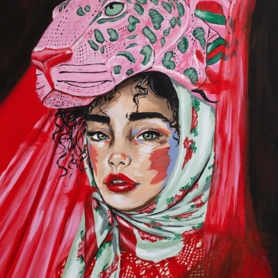 Retrato artístico de mulher com chapéu de leopardo rosa e lenço colorido