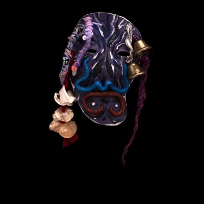 Máscara decorativa azul escura com fios coloridos, sinos e conchas