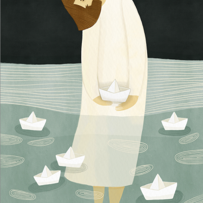 Mulher de vestido branco segurando barquinho de papel na água com vários barquinhos semelhantes flutuando.