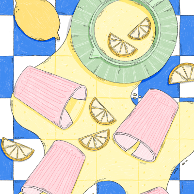 Mesa com copos rosa, limões e chá em chávena verde sobre azulejos azuis e brancos.