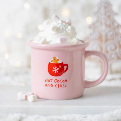 Caneca rosa com desenho e texto, chantilly e marshmallows, fundo festivo