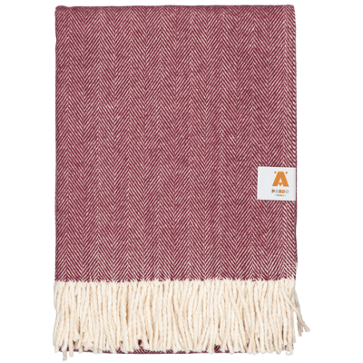 Manta vermelha e branca com padrão chevron e franjas