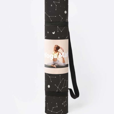 Tapete de yoga preto com padrão de constelações e alça