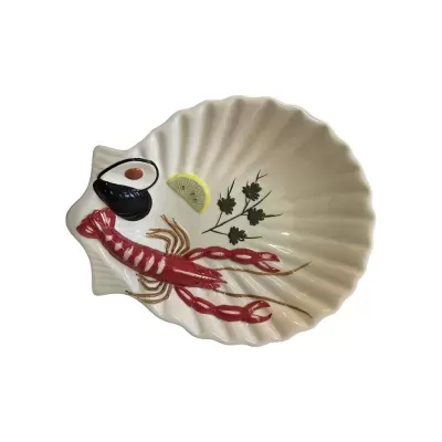 Prato cerâmico concha com pintura de camarão, limão e molho