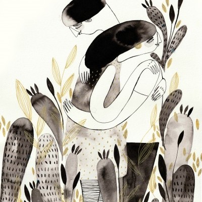 Ilustração a preto, cinza e dourado de duas pessoas abraçadas rodeadas por plantas estilizadas