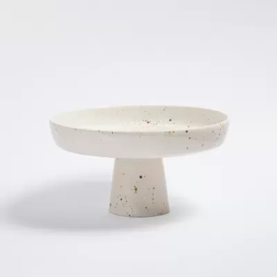 Prato pedestal branco em cerâmica com pintas coloridas
