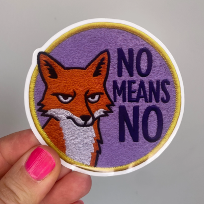 Autocolante redondo com raposa e texto NO MEANS NO