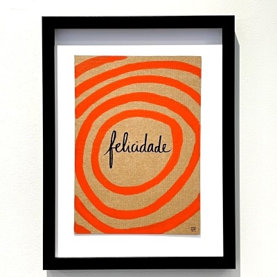 Quadro com ilustração e palavra 'felicidade' com moldura preta