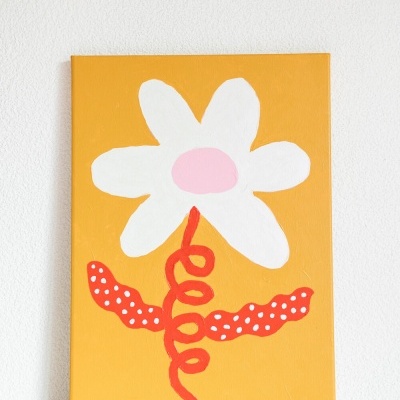 Tela de pintura decorativa de flor colorida sobre fundo amarelo