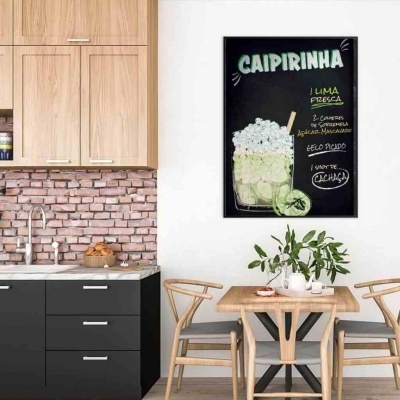 Cozinha moderna com mesa, cadeiras, planta e quadro com receita de caipirinha na parede