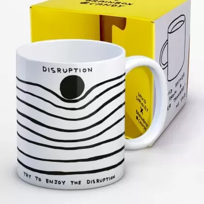 Caneca branca com linhas pretas onduladas e texto 'DISRUPTION'