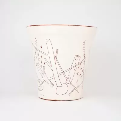 Vaso de cerâmica branco com desenhos geométricos pretos e vermelhos
