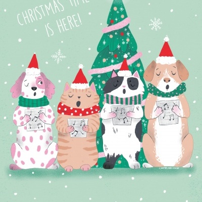 Ilustração de animais a cantar de gorro vermelho e cachecol com árvore de Natal ao fundo