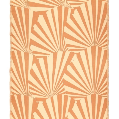 Toalha têxtil laranja e bege com padrão geométrico e franjas