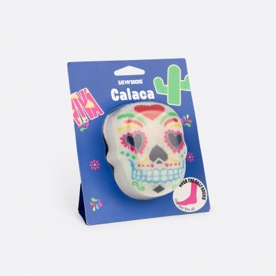 Meia em forma de caveira colorida em embalagem de cartão azul com texto e ilustração de cacto.