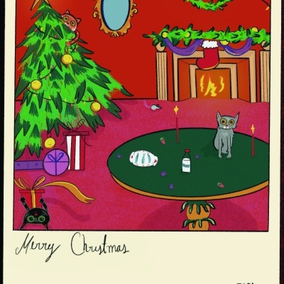 Ilustração natalícia com árvore de Natal, presentes, lareira e gato sobre mesa verde.