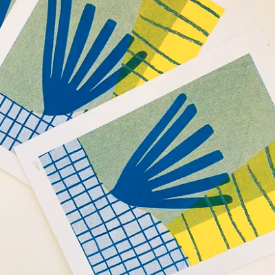 Duas impressões artísticas coloridas com padrões geométricos e texturas