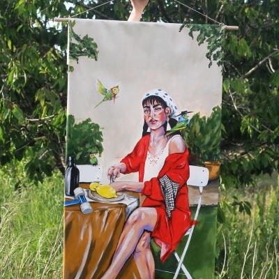 Pano decorativo com pintura de mulher sentada a cortar limão em ambiente natural