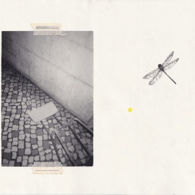 Fotografia preto e branco em papel com imagem de cadeira e calçada, fita adesiva e desenho de libélula.