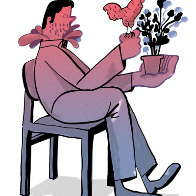 Pessoa sentada numa cadeira preta segurando um vaso com plantas e um galo vermelho.