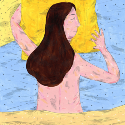 Pessoa deitada de barriga para baixo numa cama com almofadas amarelas e lençol azul