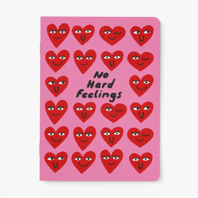 Caderno rosa com corações vermelhos com faces e texto NO Hard Feelings