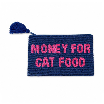 Carteira azul escura tipo bolsa com tassel e texto decorativo em rosa