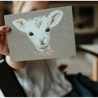 Cartão com ilustração de cordeiro em fundo cinzento