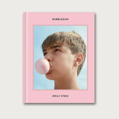 Livro rosa com fotografia de rapaz a fazer bolha de pastilha elástica