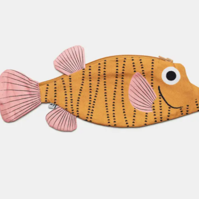 Estojo em forma de peixe amarelo com riscas pretas e barbatanas rosa