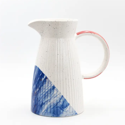 Jarro cerâmico branco com detalhe azul e pega vermelha