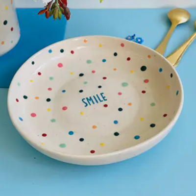 Prato cerâmico branco com bolinhas coloridas e palavra SMILE no centro
