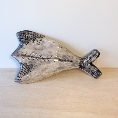 Prato decorativo em cerâmica com formato de peixe cinza e preto